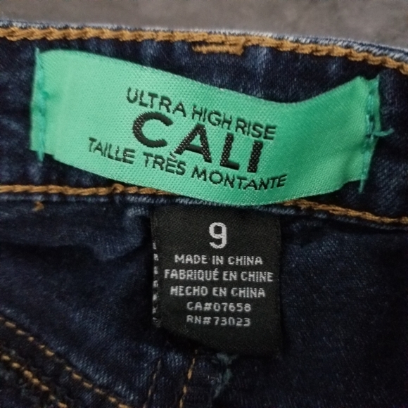 CALI | Ultra High Rise dark wash jean shorts - Picture 3 of 8